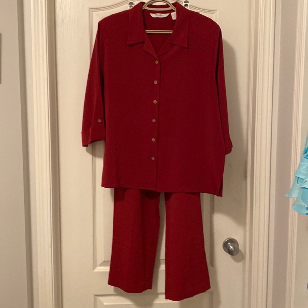 Suit with elastic waist pants
